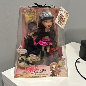 BRATZ Dana OOH LA LA Passion Fashion Doll Shopping Bag Couture Lip 2005 SEALED